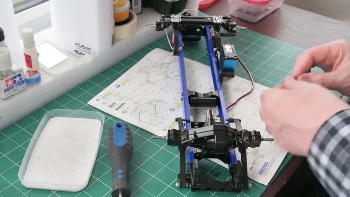 آموزش مونتاژ کامیون کنترلی و کشنده های آرسی میز کار اسمبل کیت ماشین آرسی 711x400 آموزش مونتاژ کامیون کنترلی و کشنده های آرسی